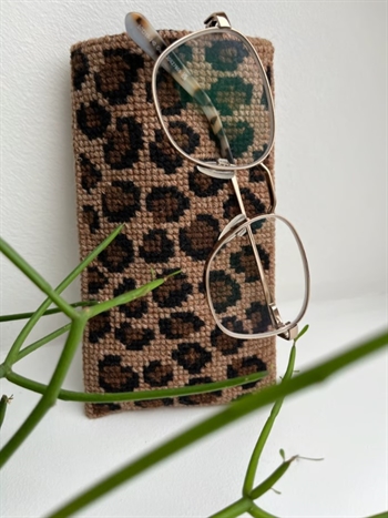 SEE THE LEOPARD BRILLEETUI fra Pomp Stitch